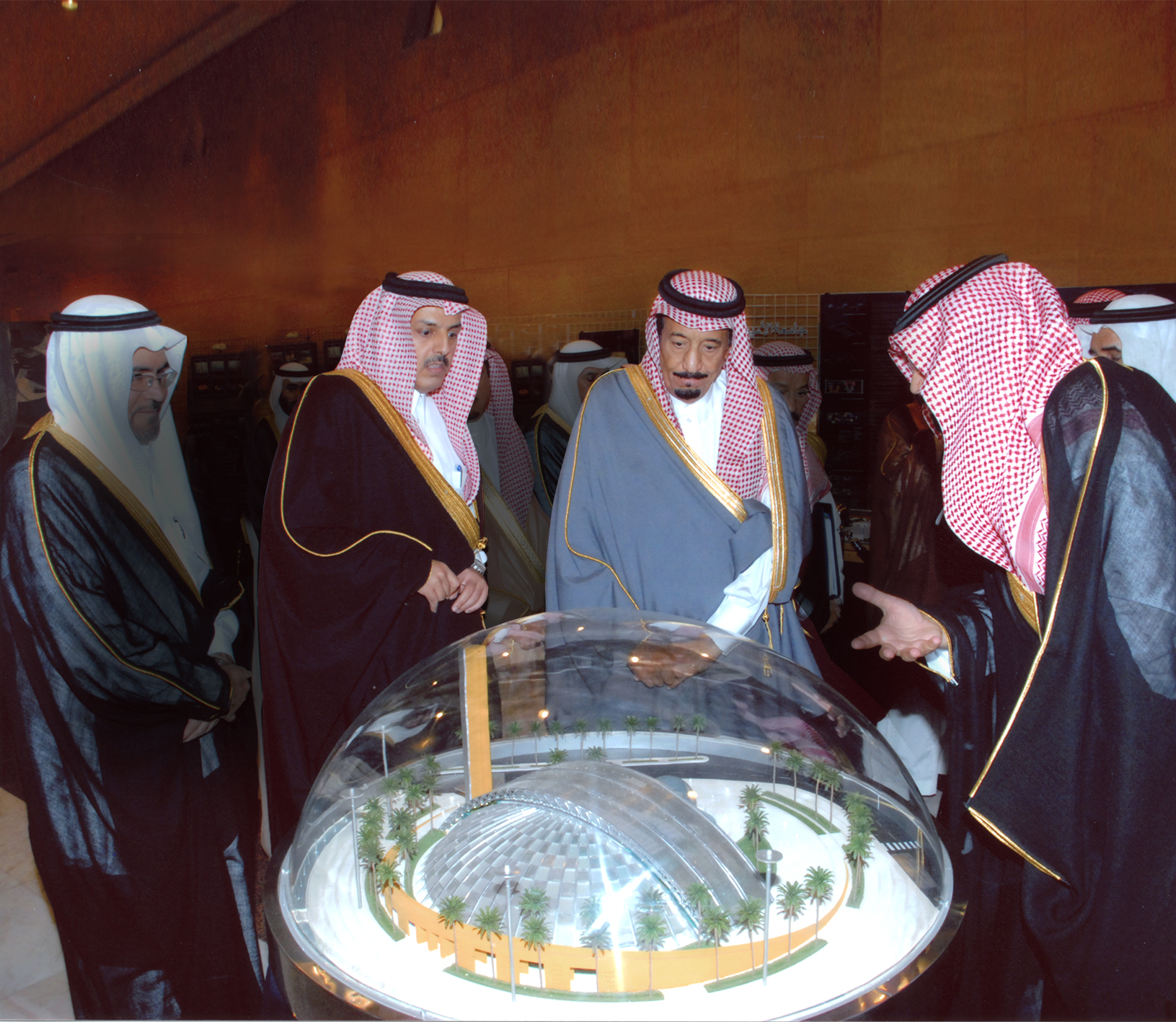 الملك (الأمير) سلمان بن عبدالعزيز وسمو الأمير الدكتور عبدالعزيز بن محمد بن عياف خلال تدشين مشروع واحات الملك سلمان